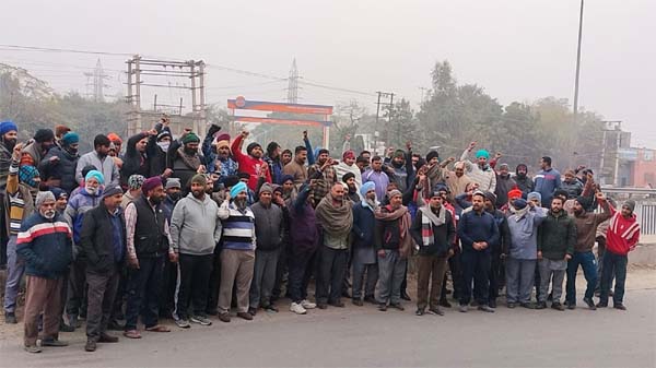 ਇੰਡੀਅਨ ਆਇਲ ਦੇ ਦਫ਼ਤਰ ਬਾਹਰ ਟੈਂਕਰ ਯੂਨੀਅਨ ਨੇ ਕੀਤੀ ਹੜਤਾਲ