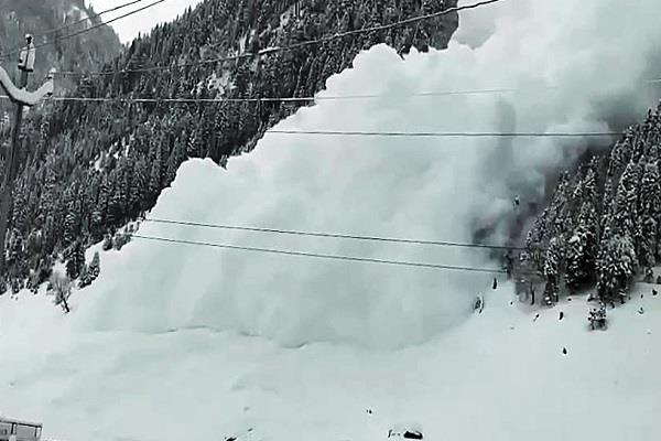 body of a labourer recovered after huge avalanche hits baltal area
