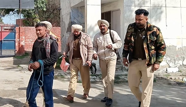 ਪੋਰਾ ਫੈਕਟਰੀ ਲੁੱਟਣ ਆਏ ਗਿਰੋਹ ਦਾ ਇਕ ਮੈਂਬਰ 2 ਗੱਡੀਆਂ ਸਮੇਤ ਗ੍ਰਿਫ਼ਤਾਰ