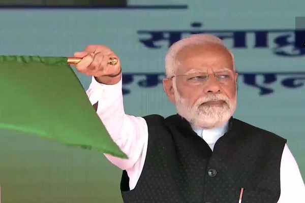 PM ਮੋਦੀ ਨੇ 2 ਵੰਦੇ ਭਾਰਤ ਐਕਸਪ੍ਰੈੱਸ ਰੇਲ ਗੱਡੀਆਂ ਨੂੰ ਦਿਖਾਈ ਹਰੀ ਝੰਡੀ, ਜਾਣੋ ਇਸ ਦੀ ਖ਼ਾਸੀਅਤ