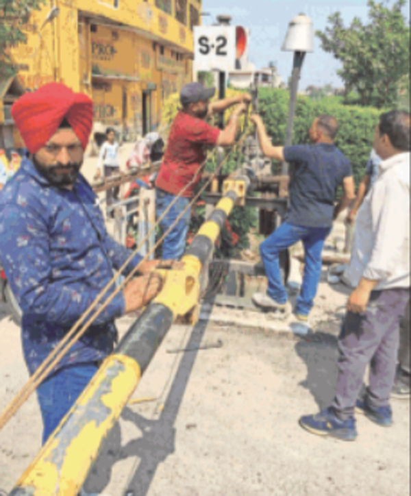 ਜਲੰਧਰ ਵਿਖੇ ਗੁਰੂ ਨਾਨਕਪੁਰਾ ਰੇਲਵੇ ਫਾਟਕ ਕਈ ਘੰਟੇ ਰਿਹਾ ਬੰਦ, ਲੋਕ ਹੋਏ ਪ੍ਰੇਸ਼ਾਨ