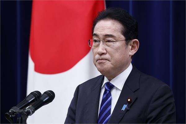 japanese pm unhurt after smoke bomb thrown during speech