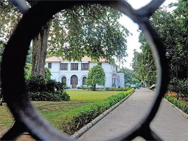 seven people living in government bungalows in  lutyens delhi   center