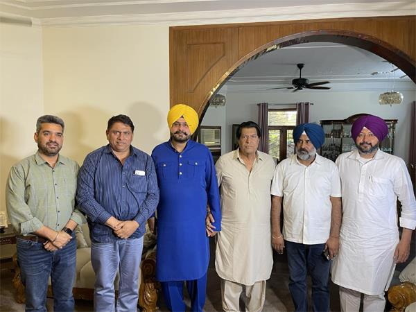 navjot singh sidhu reached mohinder singh kaypee house