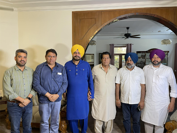 ਜਲੰਧਰ ਵਿਖੇ ਮੋਹਿੰਦਰ ਸਿੰਘ ਕੇ. ਪੀ. ਅਤੇ ਅਵਤਾਰ ਹੈਨਰੀ ਦੇ ਘਰ ਪਹੁੰਚੇ ਨਵਜੋਤ ਸਿੰਘ ਸਿੱਧੂ