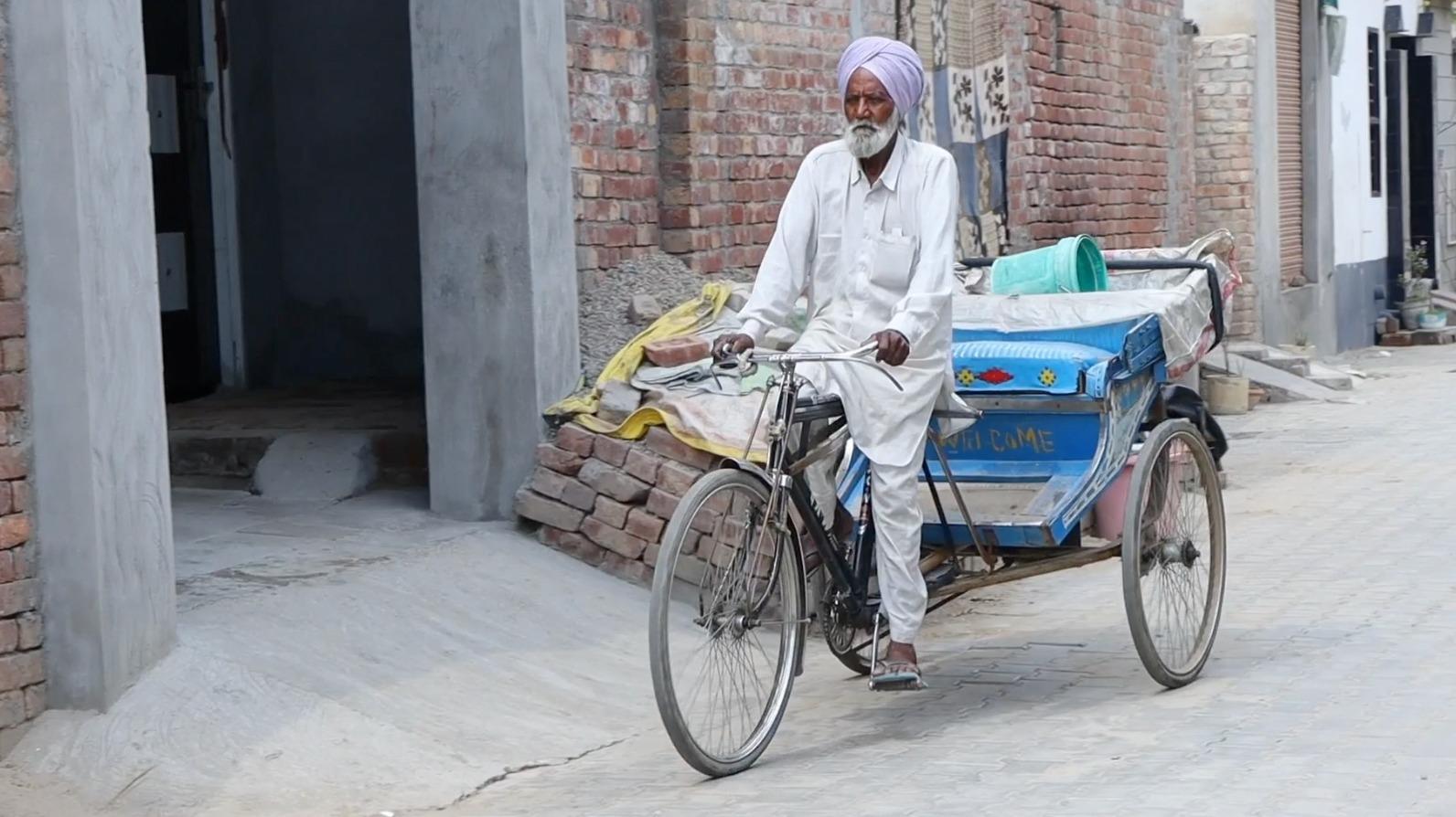 ''''ਜਵਾਨੀ ਮਜ਼ਦੂਰੀ ਤੇ ਬੁਢਾਪਾ ਰਿਕਸ਼ਾ ਚਲਾਉਂਦੇ ਲੰਘ ਰਿਹਾ'''' , ਮੋਗੇ ਦੇ ਬਾਬੇ ਦਾ ਢਾਈ ਕਰੋੜ ਦੀ ਨਿਕਲੀ ਲਾਟਰੀ ਨਾਲ ਜ਼ਿੰਦਗੀ ਬਦਲਣ ਦਾ ਸੁਪਨਾ
