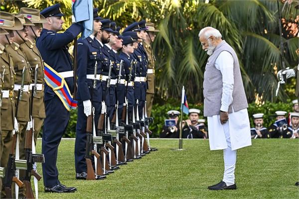 pm modi accorded ceremonial guard of honour at admiralty house in sydney
