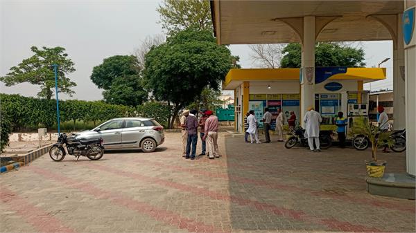 loot of two and a half lakh from petrol pump
