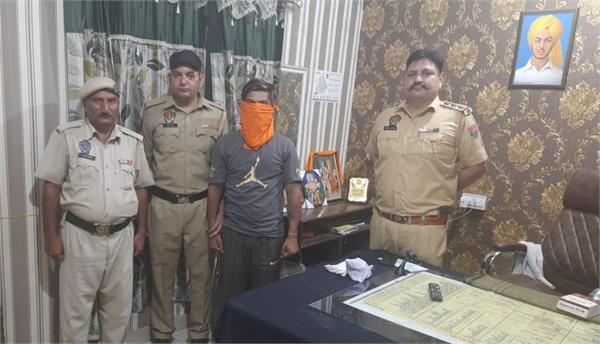 accused arrested with heroin and cash