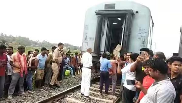 lohit express coupling broken in katihar moving train split into two parts