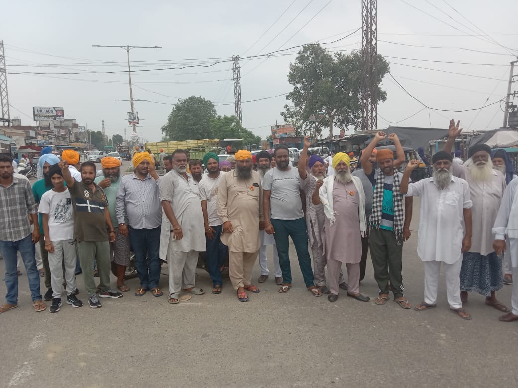 ਦਰਜਨ ਦੇ ਕਰੀਬ ਪਿੰਡਾਂ ਦੀ ਫ਼ਸਲ ਡੁੱਬੀ, ਕਿਸਾਨਾਂ ਨੇ ਲਾਇਆ ਧਰਨਾ ਤੇ ਕੀਤੀ ਨਾਅਰੇਬਾਜ਼ੀ