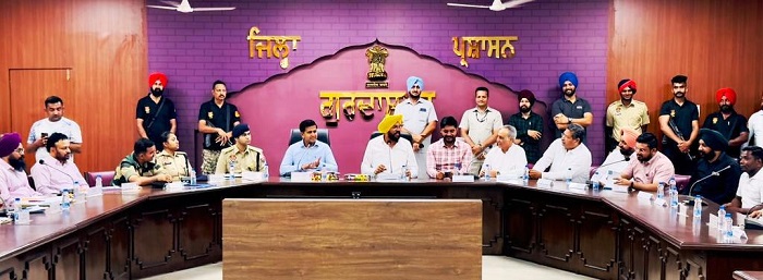 ਕੈਬਨਿਟ ਮੰਤਰੀ ਕੁਲਦੀਪ ਸਿੰਘ ਧਾਲੀਵਾਲ ਨੇ ਜ਼ਿਲ੍ਹਾ ਗੁਰਦਾਸਪੁਰ 'ਚ ਹੜ੍ਹ ਰੋਕੂ ਪ੍ਰਬੰਧਾਂ ਬਾਰੇ ਕੀਤੀ ਰੀਵਿਊ ਮੀਟਿੰਗ