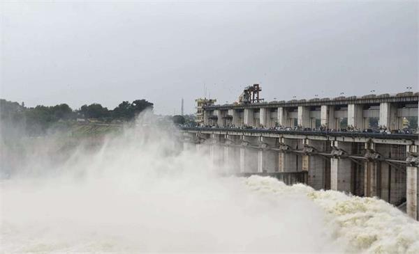 hathnikund water level rises after rain in punjab and haryana