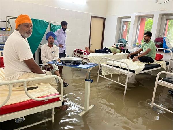 shahkot civil hospital submerged in water due to heavy rain