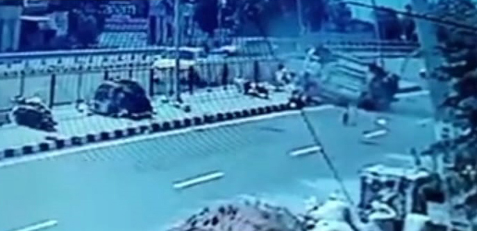 ਨਵਾਂਸ਼ਹਿਰ ਨੈਸ਼ਨਲ ਹਾਈਵੇਅ ''ਤੇ ਹਾਦਸੇ ਦਾ ਸ਼ਿਕਾਰ ਹੋਈਆਂ 4 ਕਾਰਾਂ, ਜਾਨੀ ਨੁਕਸਾਨ ਤੋਂ ਰਿਹਾ ਬਚਾਅ