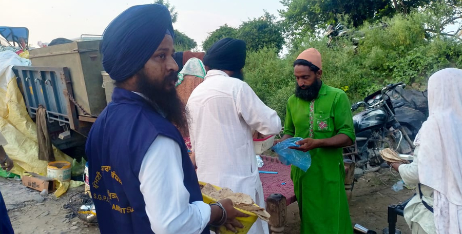 ਟਾਂਡਾ ਦੇ ਹੜ੍ਹ ਪ੍ਰਭਾਵਿਤ ਖੇਤਰ ''ਚ ਸ਼੍ਰੋਮਣੀ ਗੁਰਦੁਆਰਾ ਪ੍ਰਬੰਧਕ ਕਮੇਟੀ ਨੇ ਵੀ ਸੰਭਾਲਿਆ ਮੋਰਚਾ