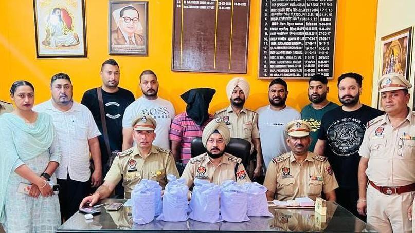 ਫ਼ਿਰੋਜ਼ਪੁਰ: ਪੁਲਿਸ ਦੀ ਗੱਡੀ ਦੇ ਬੰਪਰ ’ਚੋਂ 2 ਕਿਲੋ ਹੈਰੋਇਨ ਬਰਾਮਦਗੀ ਦੇ ਵਾਇਰਲ ਵੀਡੀਓ ਦਾ ਕੀ ਹੈ ਸੱਚ