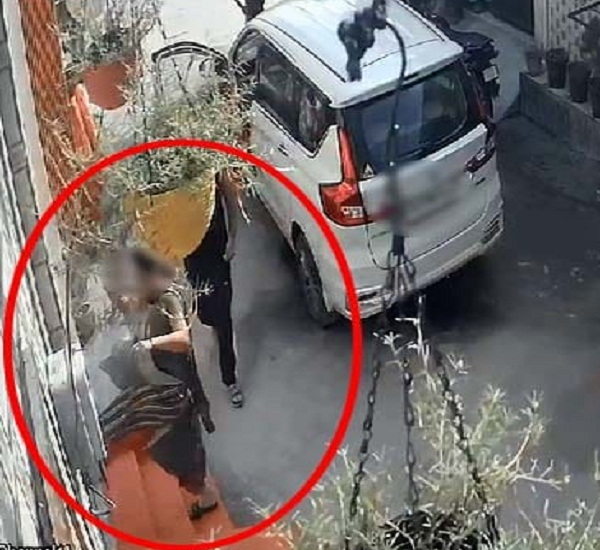 ਗਾਇਕਾ ਦੇ ਘਰ ਵੜ ਕੇ ਔਰਤ ਨੇ ਮਾਰੇ ਥੱਪੜ, ਦਰਵਾਜ਼ੇ ''ਤੇ ਮਾਰੀਆਂ ਲੱਤਾਂ, ਸਾਰਾ ਵਾਕਿਆ CCTV ''ਚ ਕੈਦ