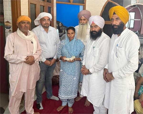 mla jasveer raja presented a check of rs 4 lakh for person died family