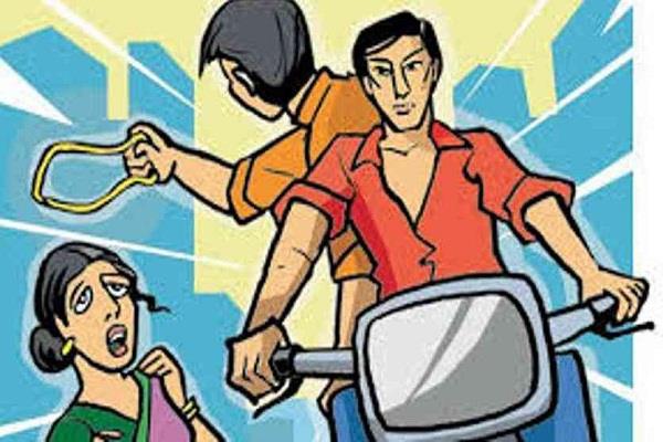 robbers loot gold ornaments