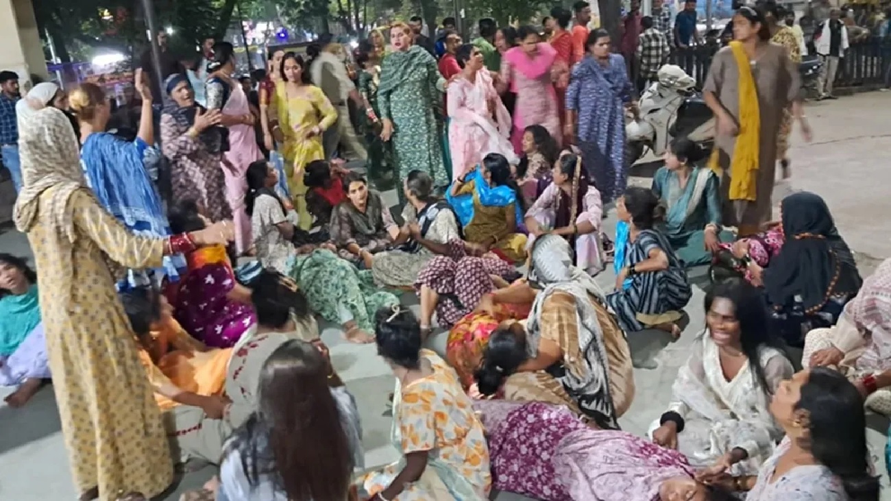 ਵੱਡੀ ਖ਼ਬਰ: ਕਿੰਨਰਾਂ ਨੇ ਫਿਨਾਇਲ ਪੀ ਕੇ ਖ਼ੁਦਕੁਸ਼ੀ ਦੀ ਕੀਤੀ ਕੋਸ਼ਿਸ਼, ਪੁਲਸ ਨੇ ਹਸਪਤਾਲ ''ਚ ਕਰਵਾਇਆ ਦਾਖ਼ਲ