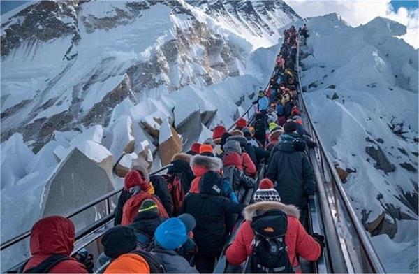 a fierce avalanche hit mount everest