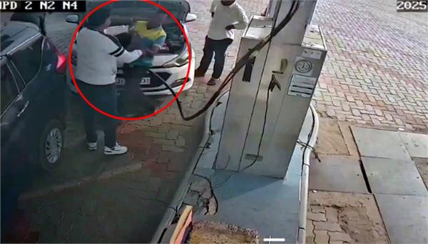 petrol pump employee slaps sdm
