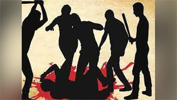 mob beats up 2 youths on suspicion of theft
