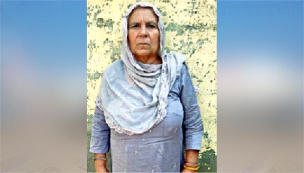 woman misled and robbed of gold earrings