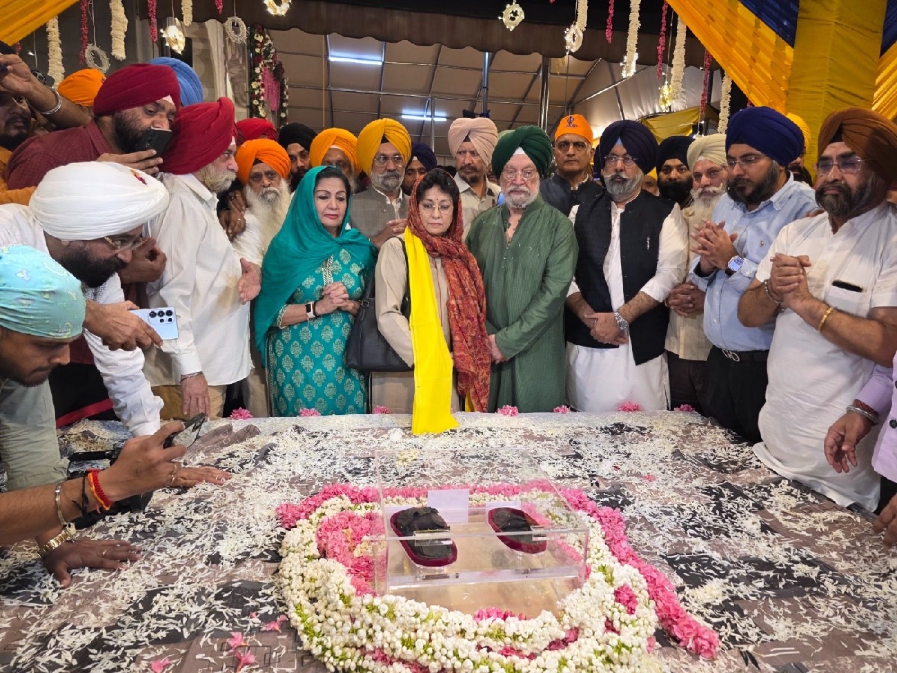 ਕੇਂਦਰੀ ਮੰਤਰੀ ਹਰਦੀਪ ਪੁਰੀ ਨੇ ਸੌਂਪਿਆ ਦਸਮ ਗੁਰੂ ਦਾ ਪਵਿੱਤਰ ਜੋੜਾ ਸਾਹਿਬ, ਅੱਜ ਸ਼ੁਰੂ ਹੋਵੇਗੀ 'ਚਰਣ ਸੁਹਾਵੇ ਯਾਤਰਾ'