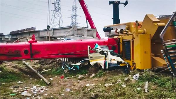 railway bridge crane falls 2 people die