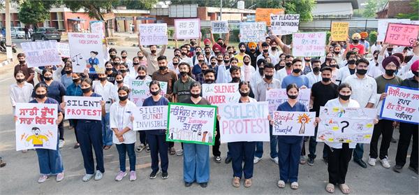 veterinary students protest by wearing black bands on their faces