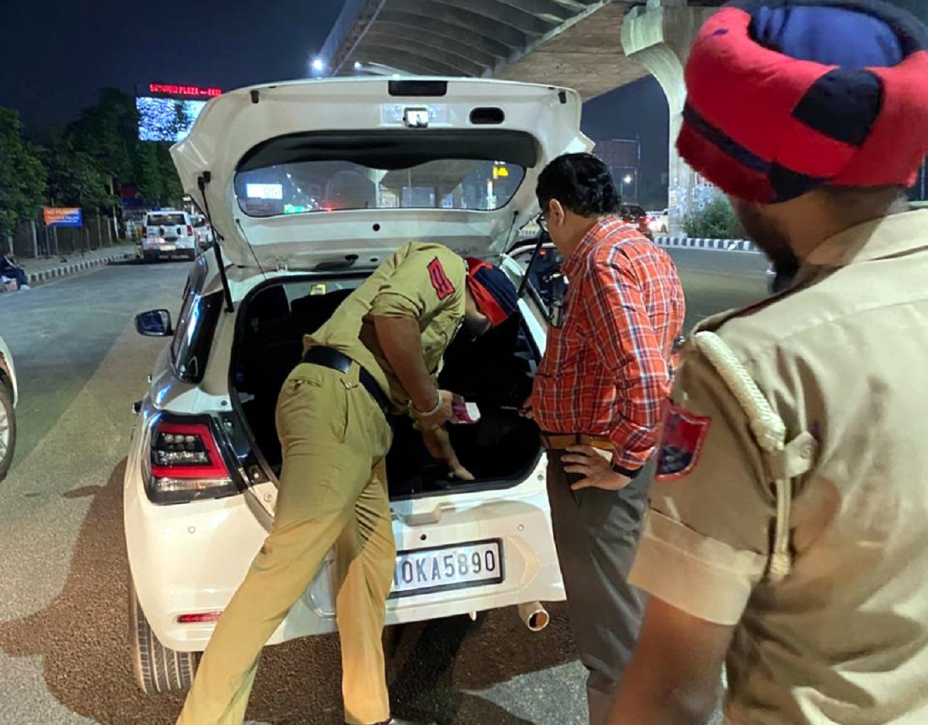 ਪੁਲਸ ਵੱਲੋਂ ਤਿਉਹਾਰਾਂ ਦੌਰਾਨ ਸੁਰੱਖਿਆ ਸਖ਼ਤ, ਵੱਖ-ਵੱਖ ਥਾਵਾਂ ’ਤੇ ਕੀਤੀ ਨਾਕਾਬੰਦੀ
