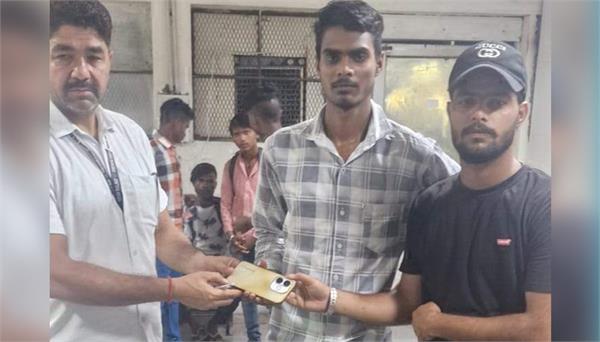 ticket checker showed honesty  returned passenger  s phone