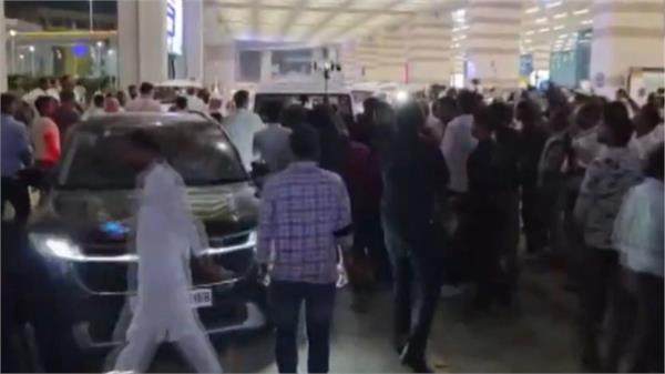 congress leaders ticket fight airport
