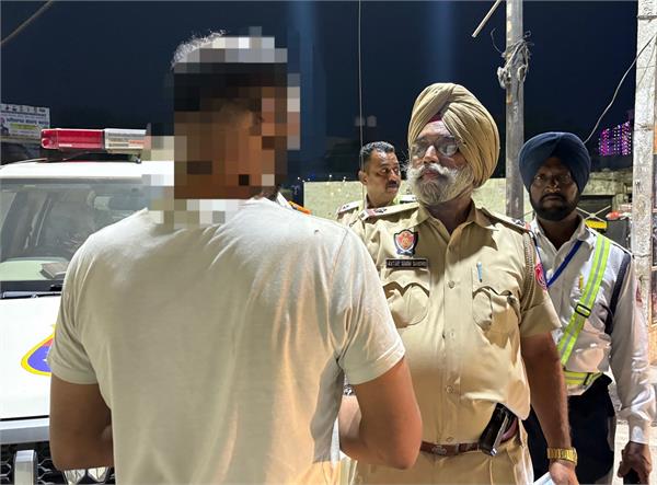 traffic police fined drivers for drunk driving