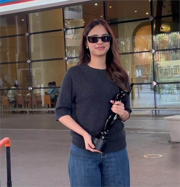 nitanshi goyal seen at the airport with the filmfare trophy