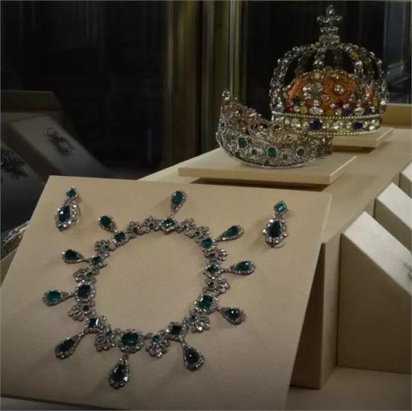 9 valuable napoleon jewels stolen from french museum