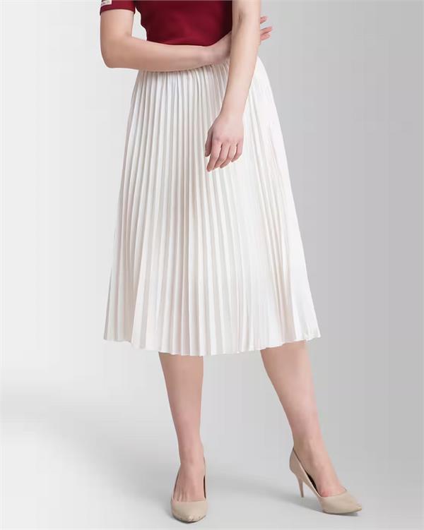 fashion  pleated skirts  young women