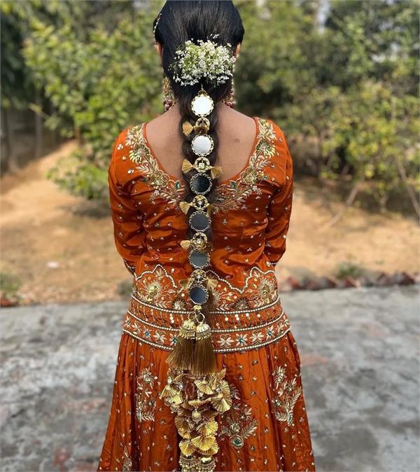 young women  traditional look  paranda