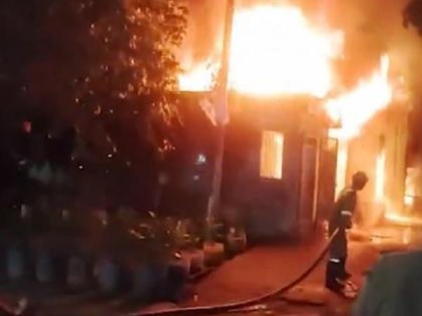 fire broke out at a paper straw company in noida