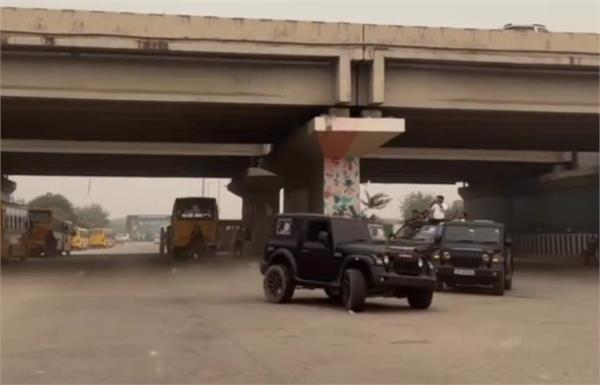 dangerous stunt with a thar on the yamuna expressway