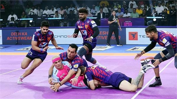 delhi secures fourth consecutive win  beats jaipur by three points