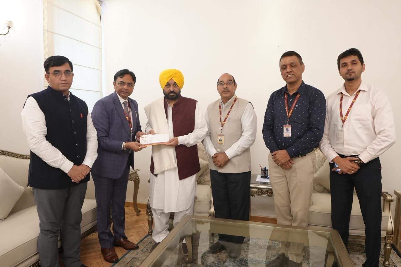 ਮੁੱਖ ਮੰਤਰੀ ਮਾਨ ਨੂੰ ਪੰਜਾਬ ਨੈਸ਼ਨਲ ਬੈਂਕ ਨੇ ਮਿਸ਼ਨ ਚੜ੍ਹਦੀ ਕਲਾ ਤਹਿਤ 1 ਕਰੋੜ ਰੁਪਏ ਦਾ ਸੌਂਪਿਆ ਚੈੱਕ