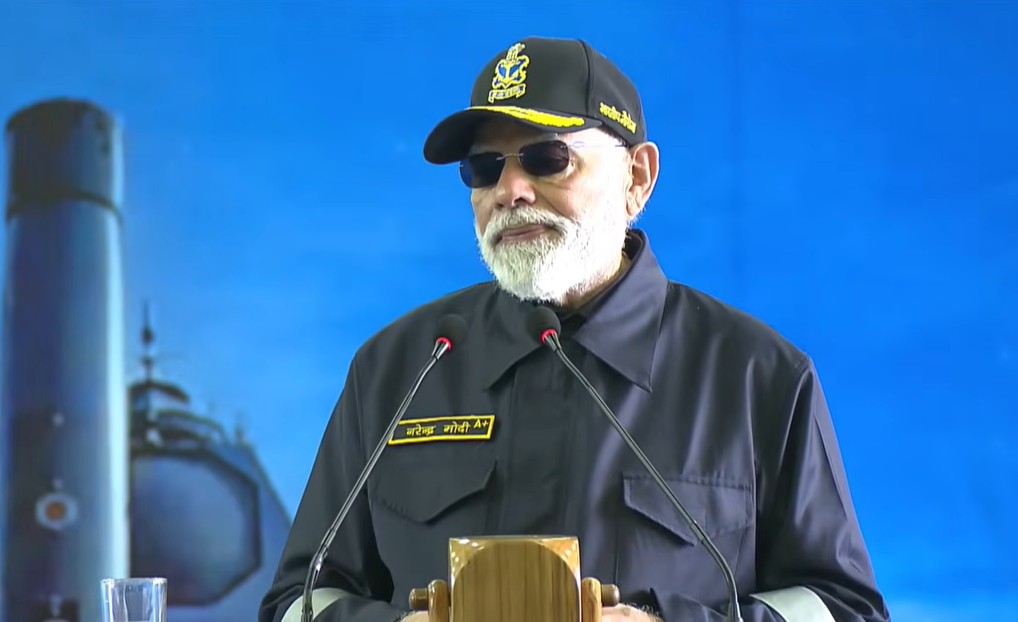 ਪ੍ਰਧਾਨ ਮੰਤਰੀ ਮੋਦੀ ਨੇ INS ਵਿਕ੍ਰਾਂਤ ''ਤੇ Armed Forces ਨਾਲ ਮਨਾਈ ਦੀਵਾਲੀ