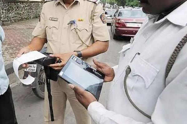 police issue challans for vehicles parked in no parking zone