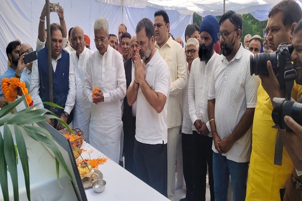 IPS ਵਾਈ. ਪੂਰਨ ਕੁਮਾਰ ਦੇ ਘਰ ਪੁੱਜੇ ਰਾਹੁਲ ਗਾਂਧੀ, ਪਰਿਵਾਰ ਨਾਲ ਦੁੱਖ ਕੀਤਾ ਸਾਂਝਾ (ਤਸਵੀਰਾਂ)