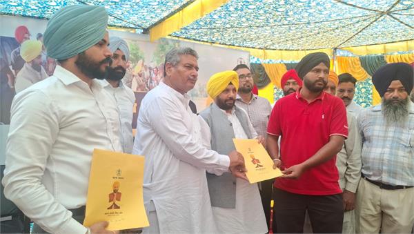 minister harbhajan eto arrives in dinanagar distribute compensation cheques