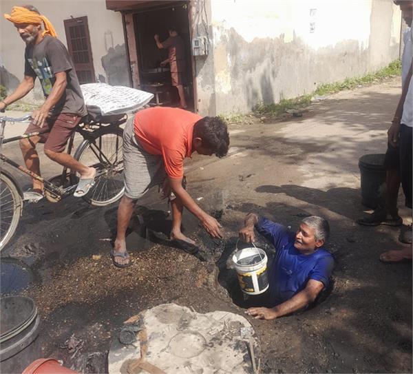 new trend started in jalandhar  residents of gadaipur cleaned sewers themselves