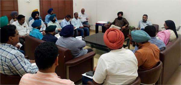 mayor holds meeting with heads of various departments of the corporation